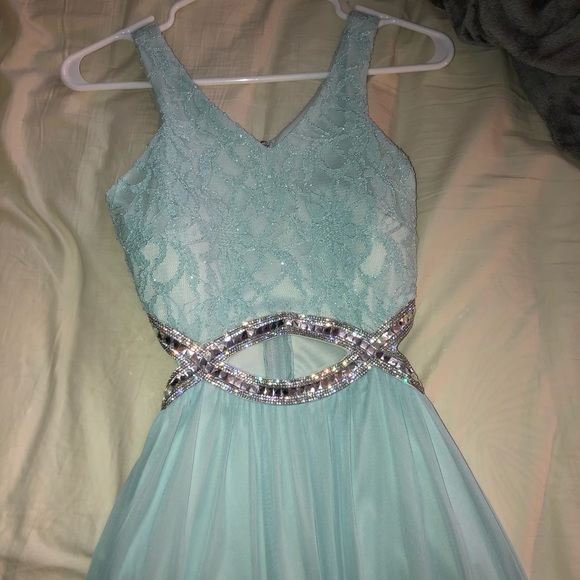 PROM DRESS - Picture 2 of 4